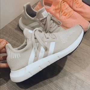 Adidas Swift Run X Men’s 6/Women’s 7